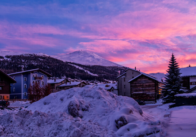 Solnedgang over skiresort i Italien